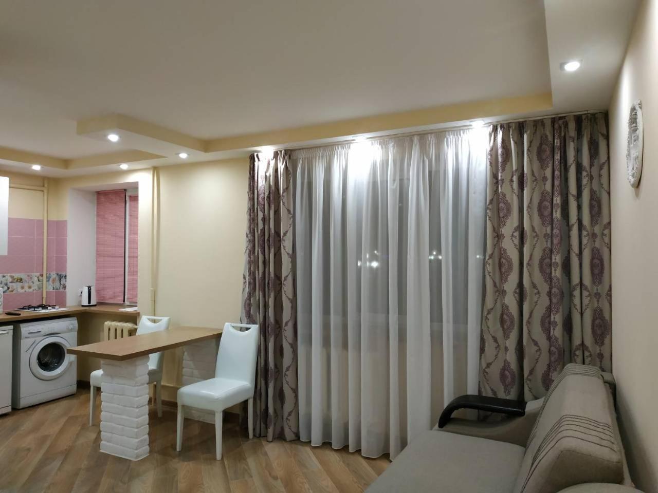 Apartments In The Center Maidan Riwne Exterior foto